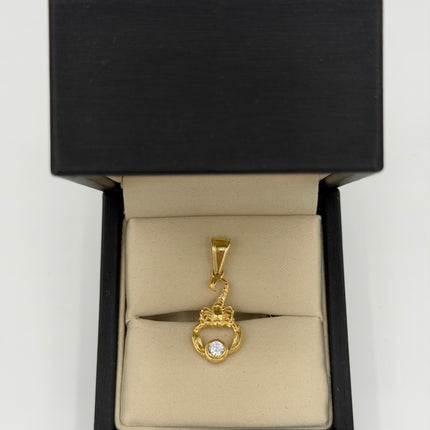 Dije escorpión con circón blanco Oro amarillo 18k +1 / 2,36 Gr / 12,4 mm / 2,3 Cm