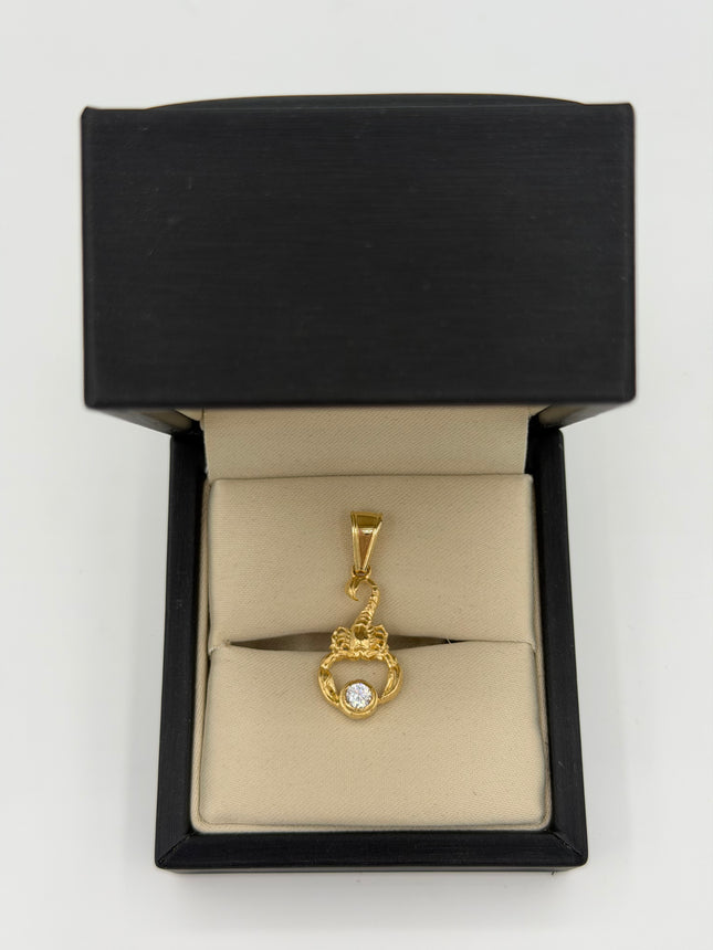 Dije escorpión con circón blanco Oro amarillo 18k +1 / 2,36 Gr / 12,4 mm / 2,3 Cm