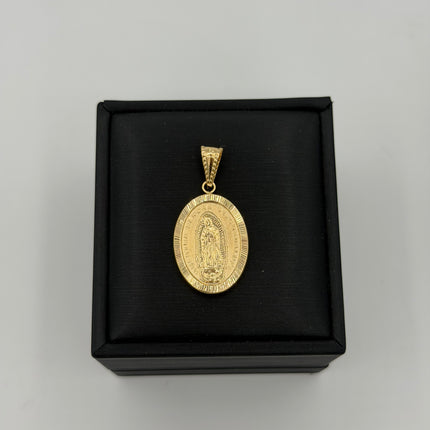 Dije virgen de guadalupe ovalado borde rayado doble faz Oro amarillo 18k 2,20 Gr / 18 mm / 2,8 Cm