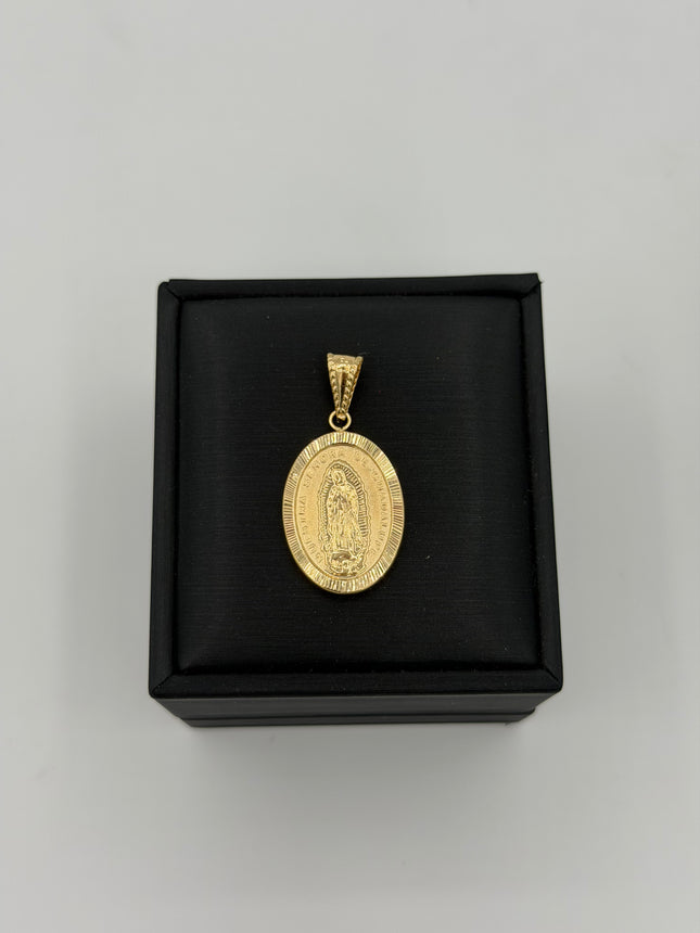 Dije virgen de guadalupe ovalado borde rayado doble faz Oro amarillo 18k 2,20 Gr / 18 mm / 2,8 Cm
