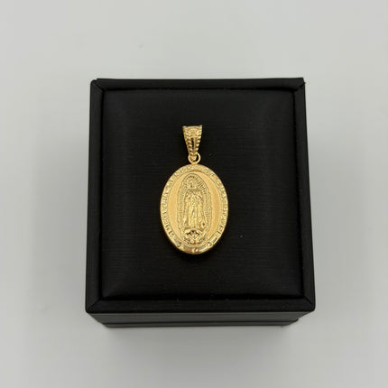 Dije virgen de guadalupe ovalado doble faz fondo mate Oro amarillo 18k 2,50 Gr / 18 mm / 2,8 Cm