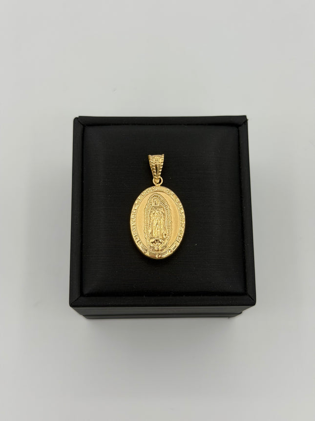 Dije virgen de guadalupe ovalado doble faz fondo mate Oro amarillo 18k 2,50 Gr / 18 mm / 2,8 Cm