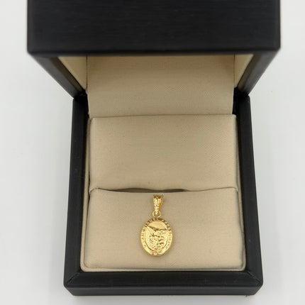 Dije San Miguel arcangel ovalado fondo mate Oro amarillo 18k 0,67 Gr / 10 mm / 1,5 Cm