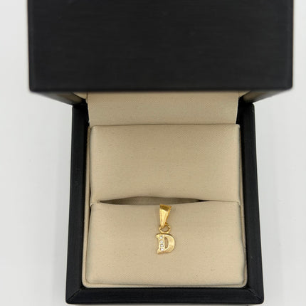 Dije letra d silueta casting circones blancos Oro amarillo 18k +1 / 0,54 Gr / 5,6 mm / 1 Cm
