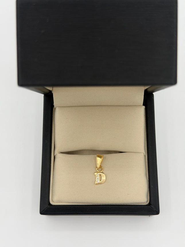 Dije letra d silueta casting circones blancos Oro amarillo 18k +1 / 0,54 Gr / 5,6 mm / 1 Cm