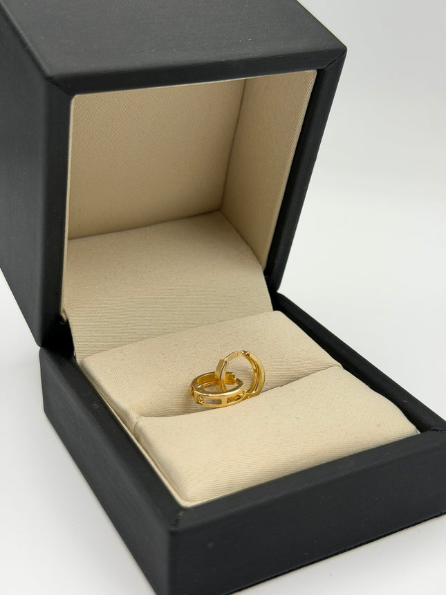 Candonga lisa con aberturas Oro amarillo 18k 1,38 Gr / 1,2 Cm