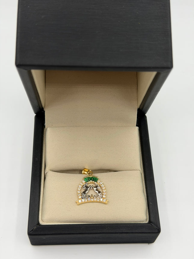 Dije herradura 2 caballos casting circones verdes y blancos Oro amarillo y Oro blanco 18k +1 / 1,88 Gr / 15,3 mm / 1,8 Cm