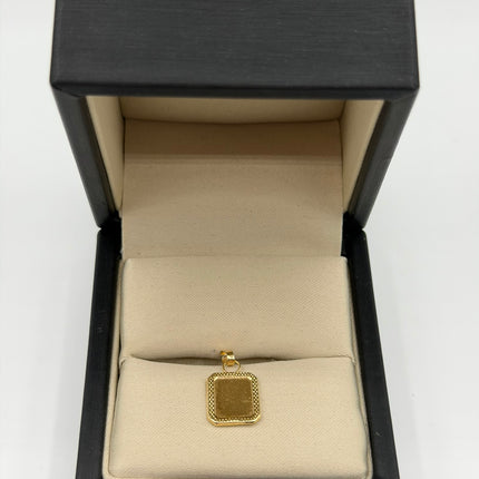 Dije placa bordes punteados Oro amarillo 18k 0,49 Gr / 13,20 mm / 1,5 Cm