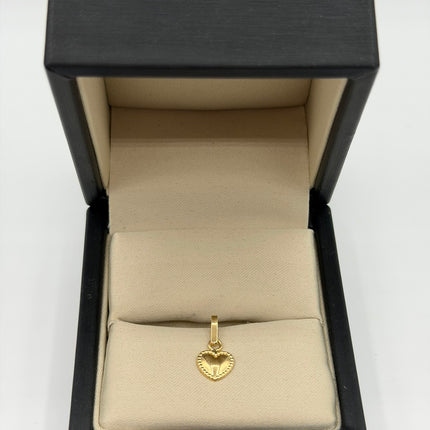 Dije corazón bordes grabados Oro amarillo 18k 0,43 Gr / 7,7 mm / 1 Cm