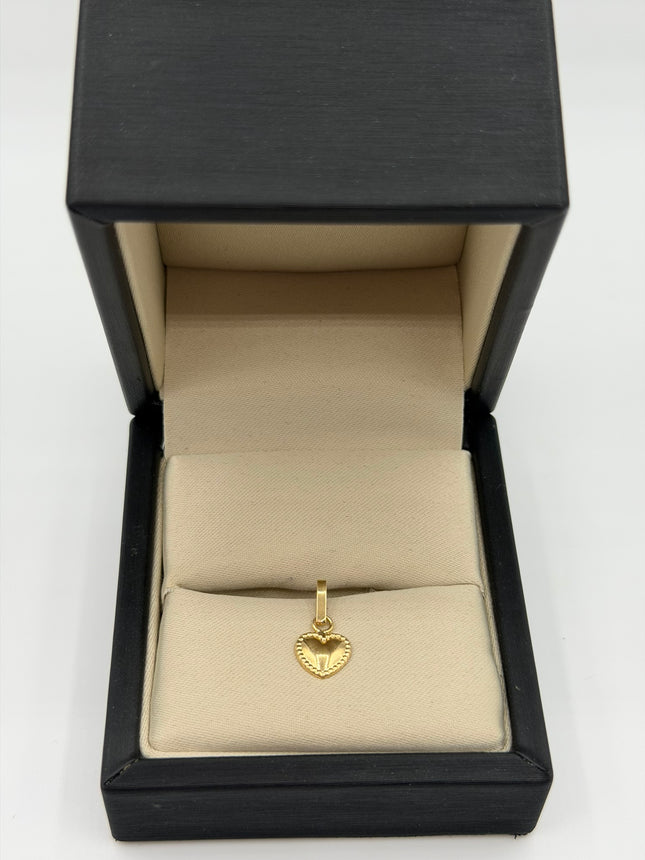 Dije corazón bordes grabados Oro amarillo 18k 0,43 Gr / 7,7 mm / 1 Cm