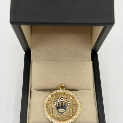 Dije corona rx circular bordeado con casting circones blancos Oro amarillo y Oro blanco 18k +1 / 4,15 Gr / 27 mm / 3,1 Cm