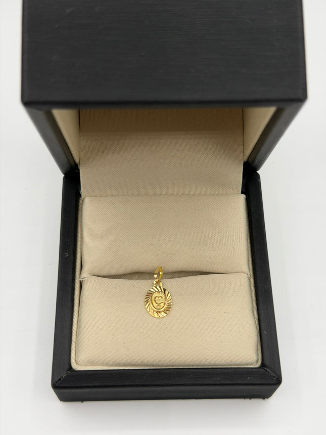 Dije letra C bordes diamantados Oro amarillo 18k 0,45 Gr / 7 mm / 1,1 Cm