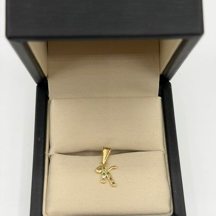 Dije letra K casting circones verdes y blancos Oro amarillo 18k 0.58 Gr / 8,2 mm / 1,0 Cm