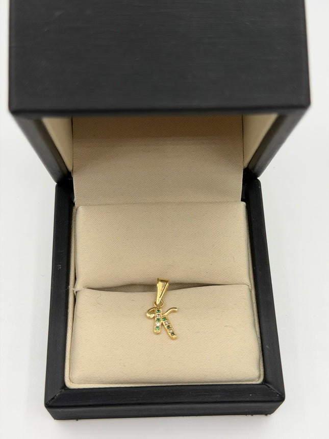 Dije letra K casting circones verdes y blancos Oro amarillo 18k 0.58 Gr / 8,2 mm / 1,0 Cm