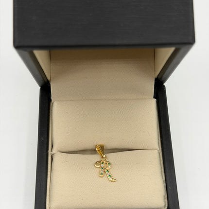 Dije letra R casting circones verdes y blancos Oro amarillo 18k 0,61 Gr / 10 mm / 1,1 Cm