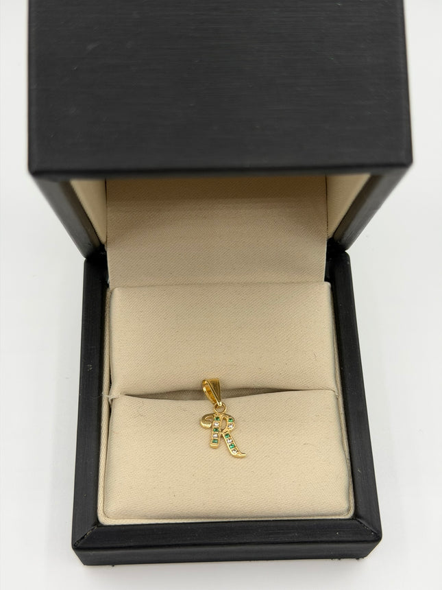 Dije letra R casting circones verdes y blancos Oro amarillo 18k 0,61 Gr / 10 mm / 1,1 Cm