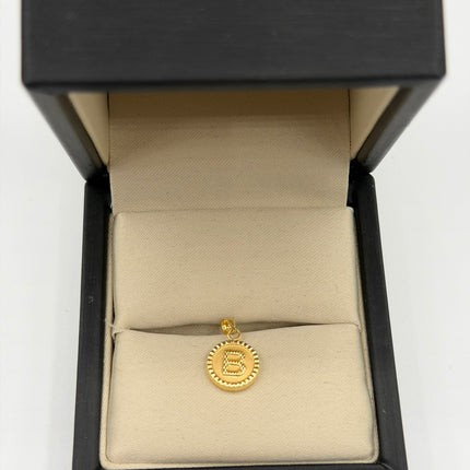 Dije letra B fondo mate bordes grabados Oro amarillo 18k 0,55 Gr / 10 mm / 1,2 Cm