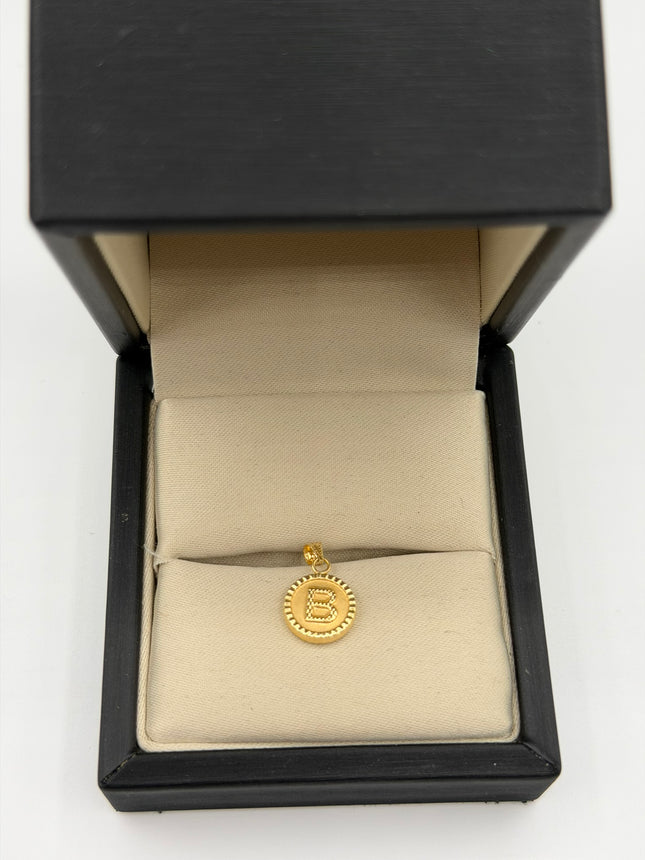 Dije letra B fondo mate bordes grabados Oro amarillo 18k 0,55 Gr / 10 mm / 1,2 Cm
