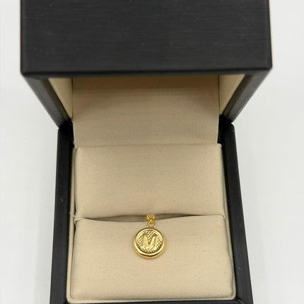 Dije letra M fondo punteado Oro amarillo 18k 0,50 Gr / 10 mm / 1,2 Cm