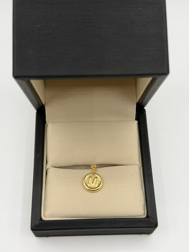 Dije letra M fondo punteado Oro amarillo 18k 0,50 Gr / 10 mm / 1,2 Cm