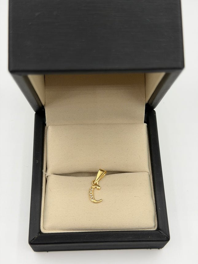 Dije letra C casting circones blancos Oro amarillo 18k 0,40 Gr / 5,5 mm / 1 Cm