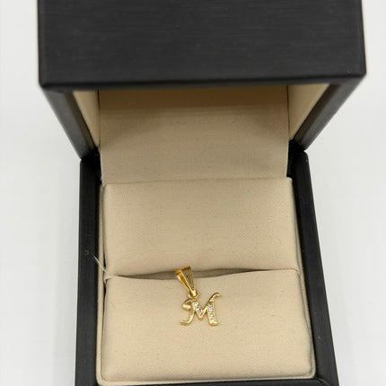 Dije letra M casting circones blancos Oro amarillo 18k 0,61 Gr / 9 mm / 0,9 Cm