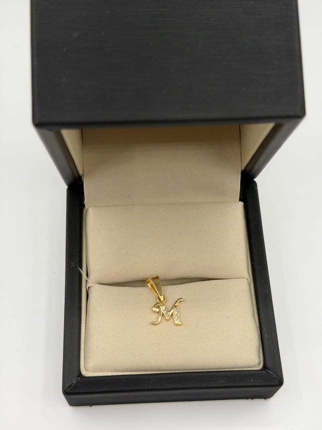 Dije letra M casting circones blancos Oro amarillo 18k 0,61 Gr / 9 mm / 0,9 Cm