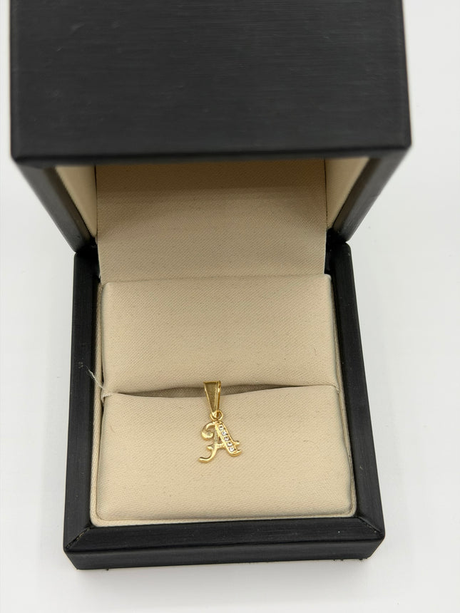 Dije letra A casting circones blancos Oro amarillo 18k 0,55 Gr / 8,5 mm / 1,0 Cm