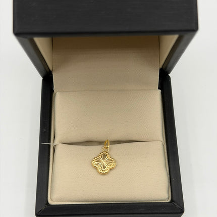 Dije trébol diamantado bordeado Oro amarillo 18k 0,48 Gr / 9,9 mm / 1,3 Cm