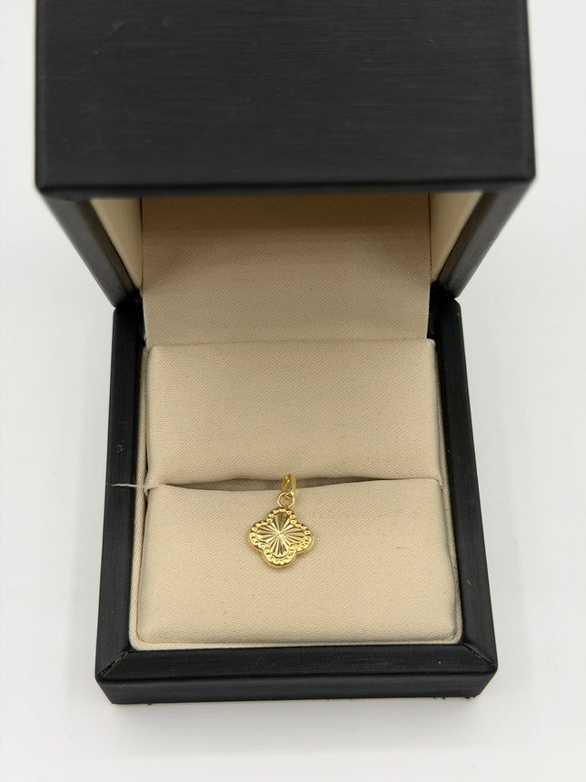 Dije trébol diamantado bordeado Oro amarillo 18k 0,48 Gr / 9,9 mm / 1,3 Cm