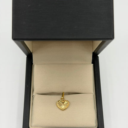Dije corazón diamantado bordeado Oro amarillo 18k 0,41 Gr / 8,30 mm / 1,1 Cm