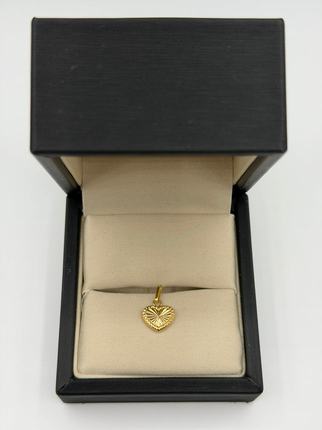 Dije corazón diamantado bordeado Oro amarillo 18k 0,41 Gr / 8,30 mm / 1,1 Cm